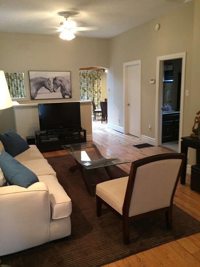 Salon - 223 London St