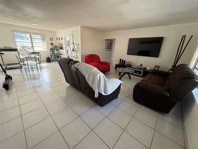 Building Photo - 485 Brickell Ave