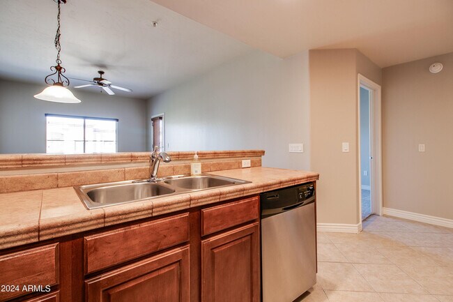 Foto del edificio - 5450 E Deer Valley Dr