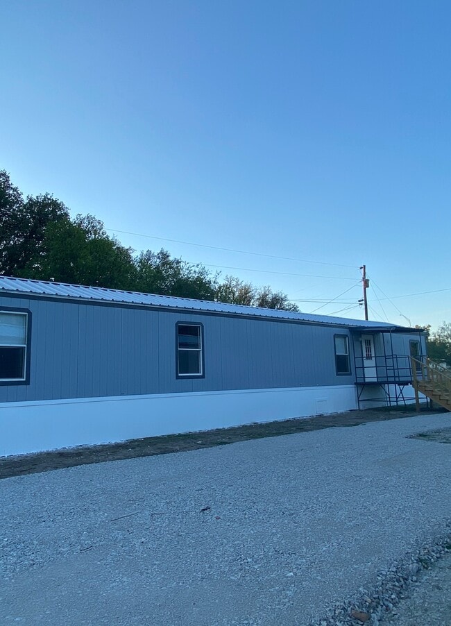 Building Photo - 330 Live Oak Rd