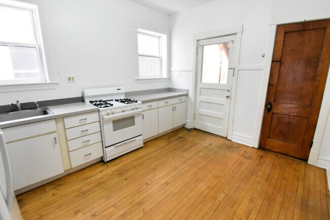 Building Photo - 4521 N Claremont Ave