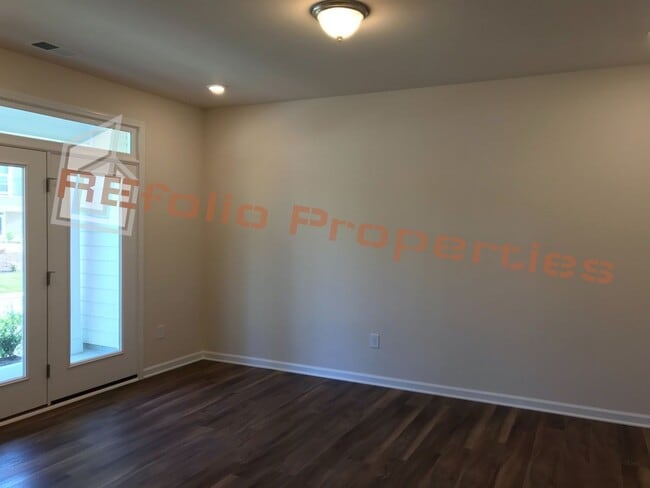 Building Photo - Luxury 3 Story 4 Bedroom, 3.5 Bath Townhom...