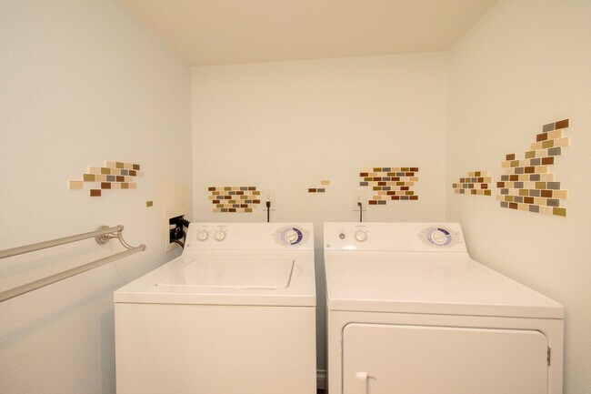 Building Photo - Beautiful 2 Bed/2 Bath With Community Pool...