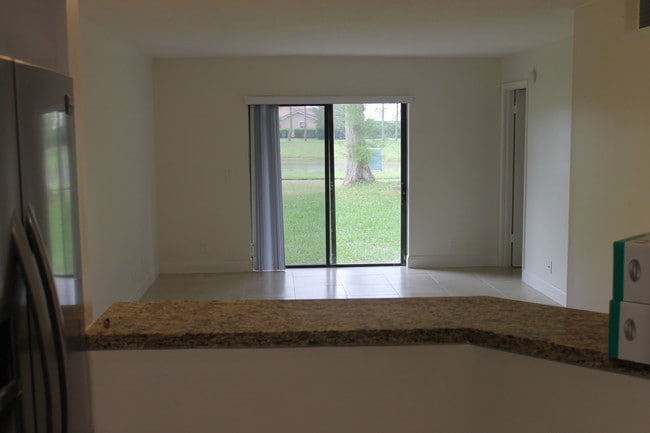 Foto del edificio - 21900 Lake Forest Cir