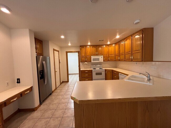 Foto del edificio - Beautiful 2 Bedroom 2 Bathroom Storage Galore!