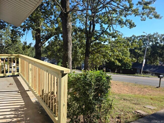 Building Photo - 408 Lindenhurst Dr