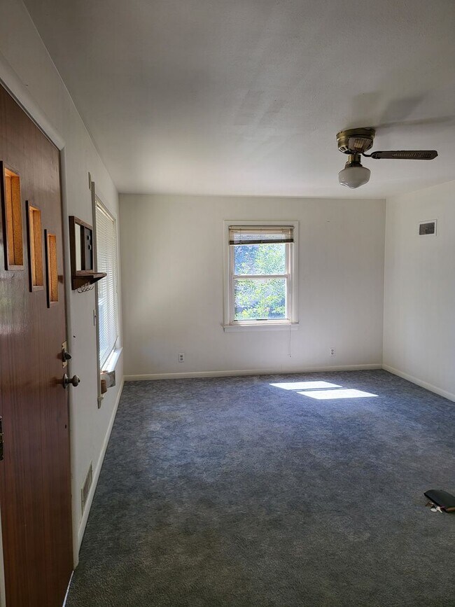 Building Photo - Newly Listed 5 bed 2 bath