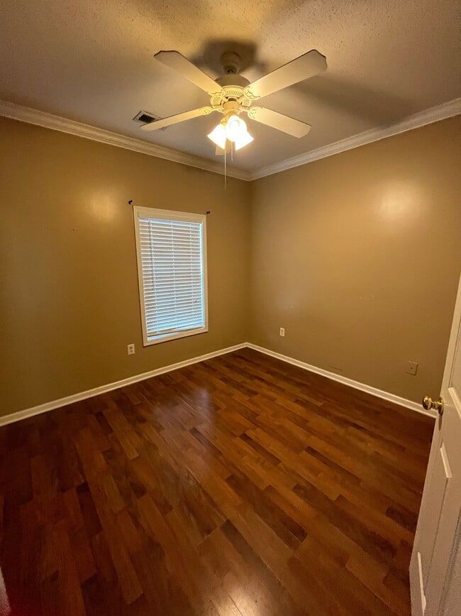Building Photo - 5840 Longwood Dr