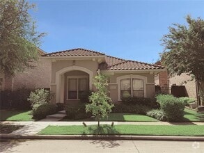 Building Photo - 722 Arbol