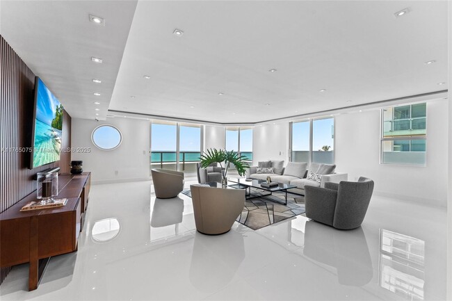 Foto del edificio - 5801 Collins Ave