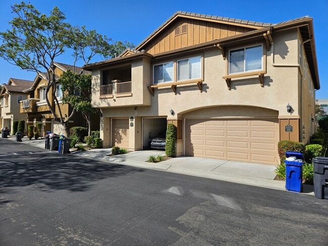 Building Photo - 3 Bedroom - 2.5 Bathroom Townhome in Scrip...