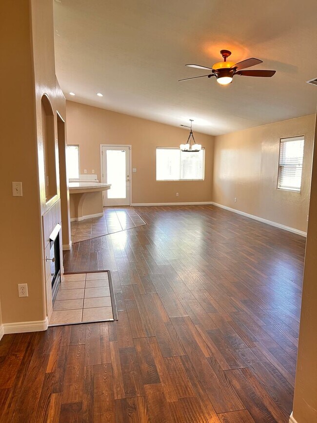 Building Photo - Northwest Bakersfield