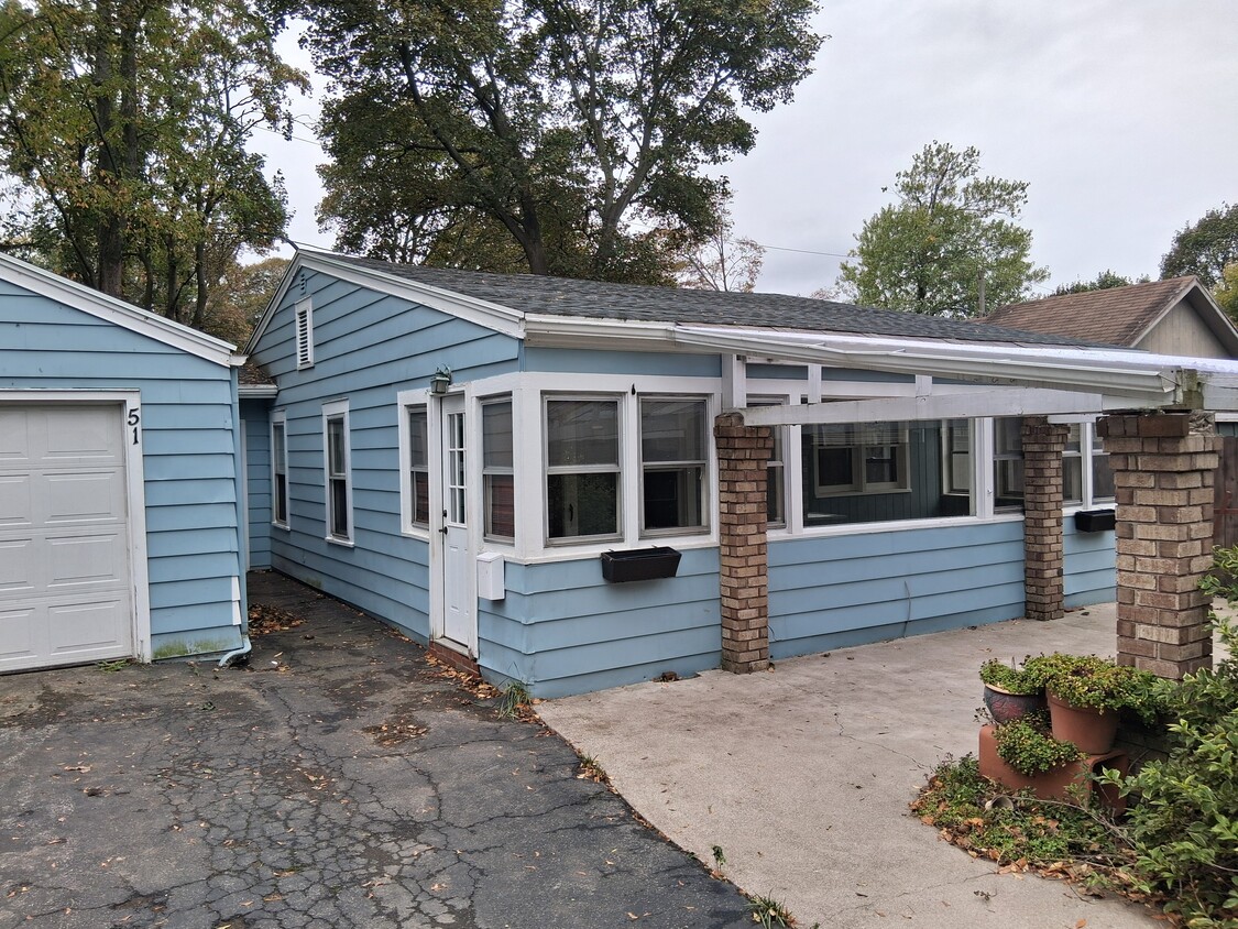 Frente de casa con garaje - 51 McEwen Rd