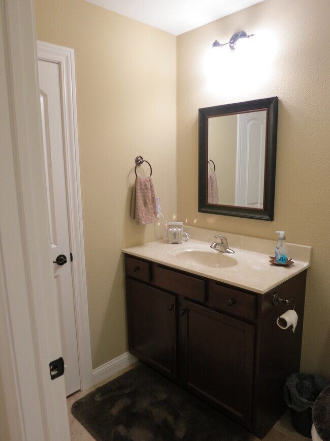Baño completo en la planta principal con bañera/ducha combinada. - 1906 English Oak