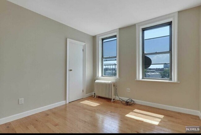 Building Photo - 527 34th St