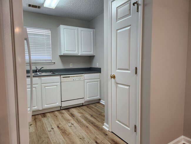 Foto del edificio - Updated 2 Bedroom 2 Bath Condo in Gated Co...