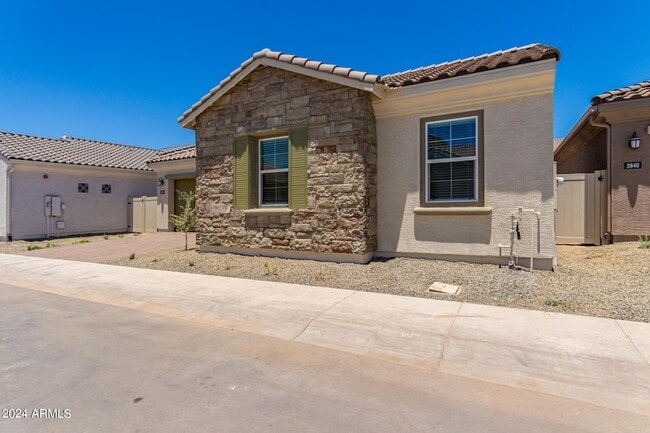 Building Photo - 3830 E Rainbow Dr