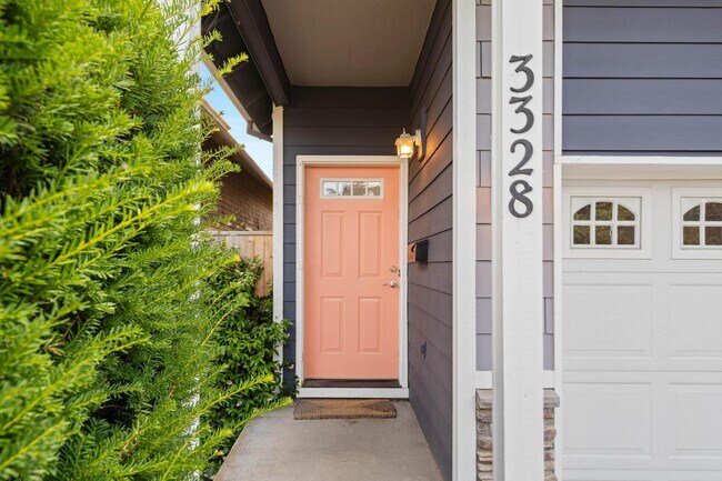 Foto del edificio - Charming 3-bdrm/2-bath Slender Home in Roseway. Fenced backyard, 1-car garage