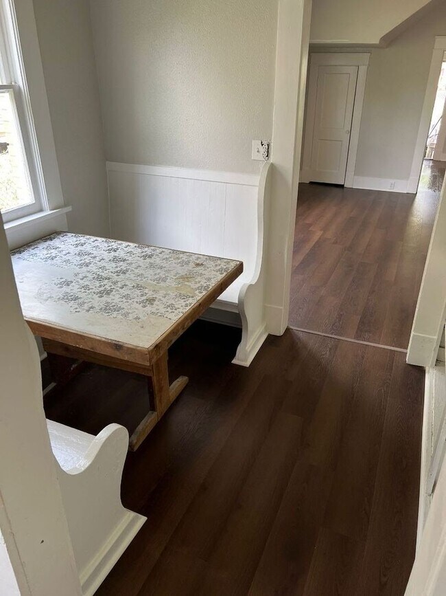 Foto del edificio - Newly Redone 2 Bedroom Upstairs Apartment ...