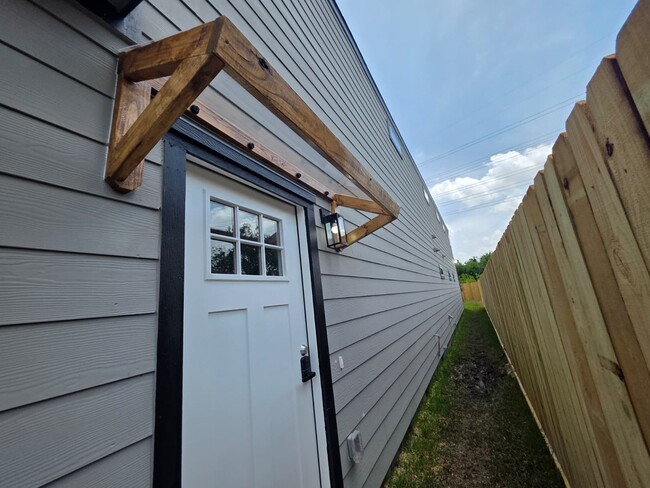 Building Photo - ? Stunning Duplex with Garage & Modern Finishes ?