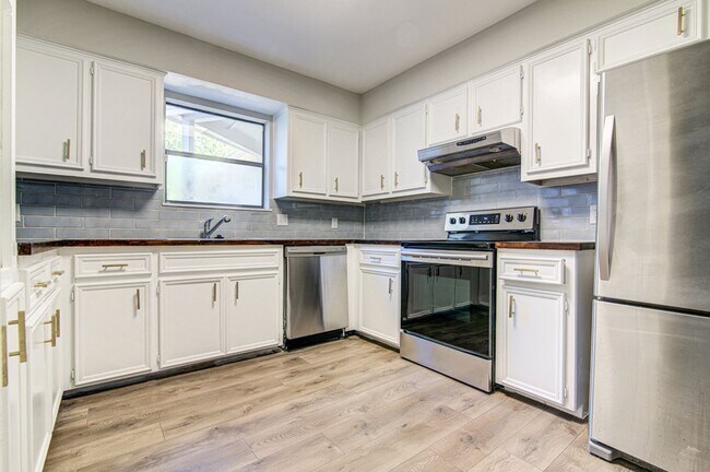 Building Photo - 1605 Dale Cv