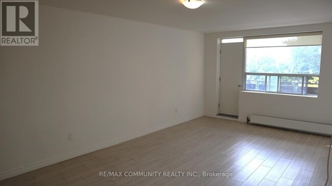 Photo du bâtiment - 1765-1765 Lawrence Ave E