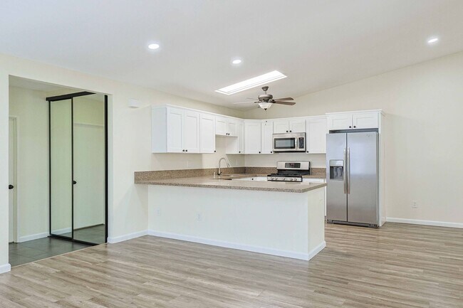 Building Photo - 2 Bedroom + Bonus Room in Escondido