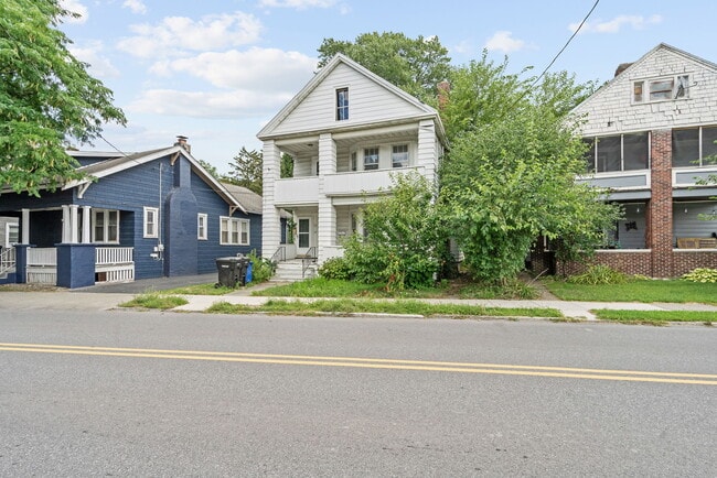 Building Photo - 22 N Lake Ave