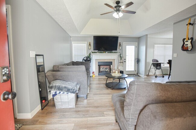 Building Photo - Three Bedroom with Fenced Yard!