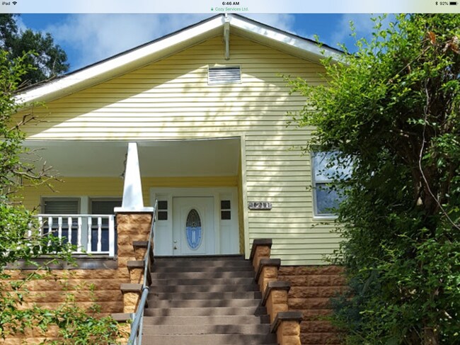 Cute house with mountain views - 1211 Moses Ave