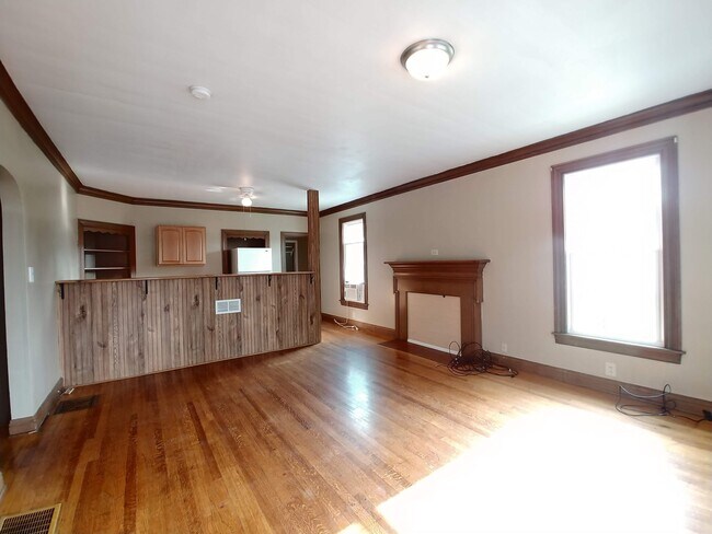 Foto del edificio - 311 E 10th St