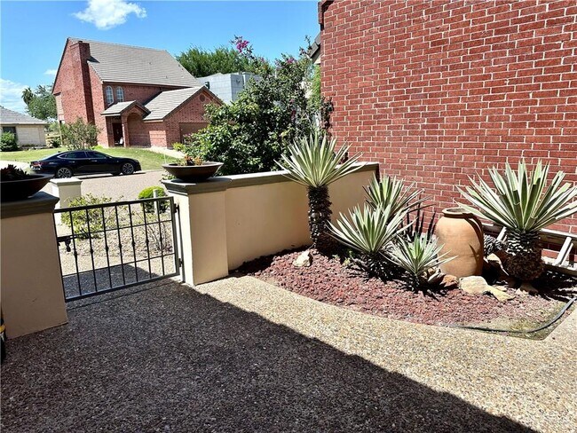 Building Photo - 203 San Saba St