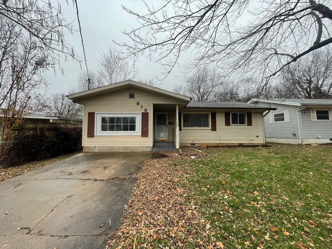 Primary Photo - 4 bedroom 1 bath home available Now!