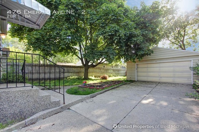 Foto del edificio - 476 Emerald Ave NE