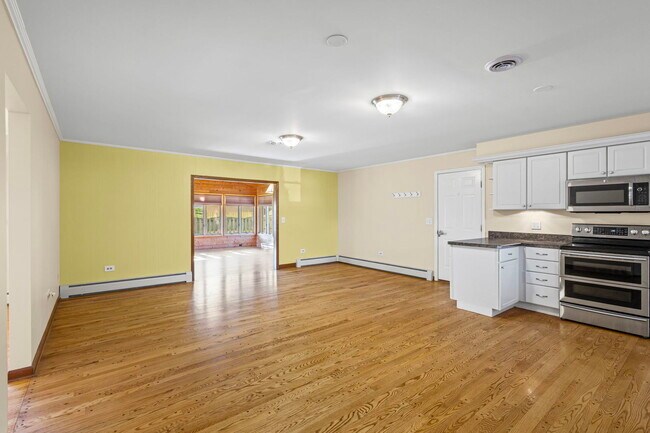 Building Photo - 963 Garden Ln