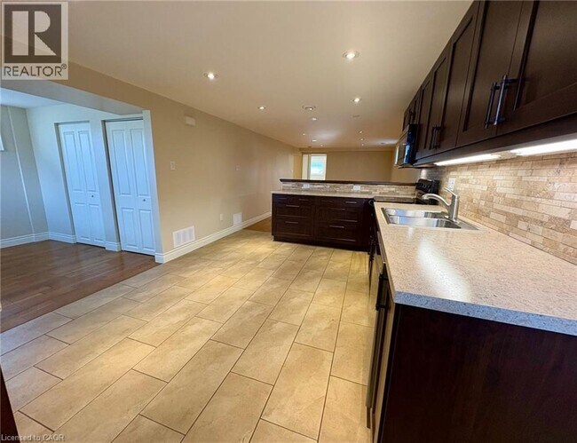 Photo du bâtiment - 1491 Brenner Crescent