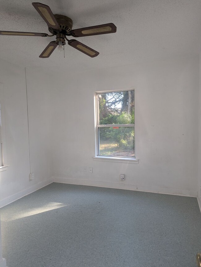 Building Photo - Nice 2 bedroom, 1 1/2 bath in convenient l...