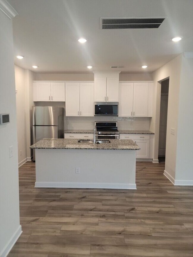 Building Photo - Like New All Brick Home in Mint Hill!
