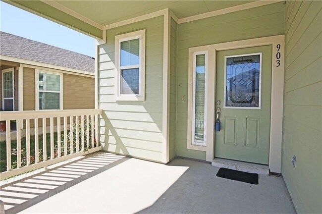 Building Photo - 903 Alamo Plaza Dr