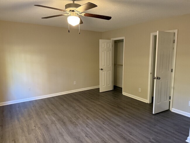 Foto del edificio - 888 Timbercrest Ct