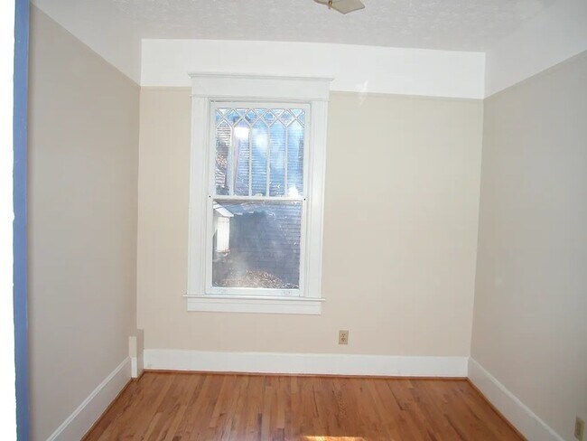 Building Photo - 852 Monroe Dr NE