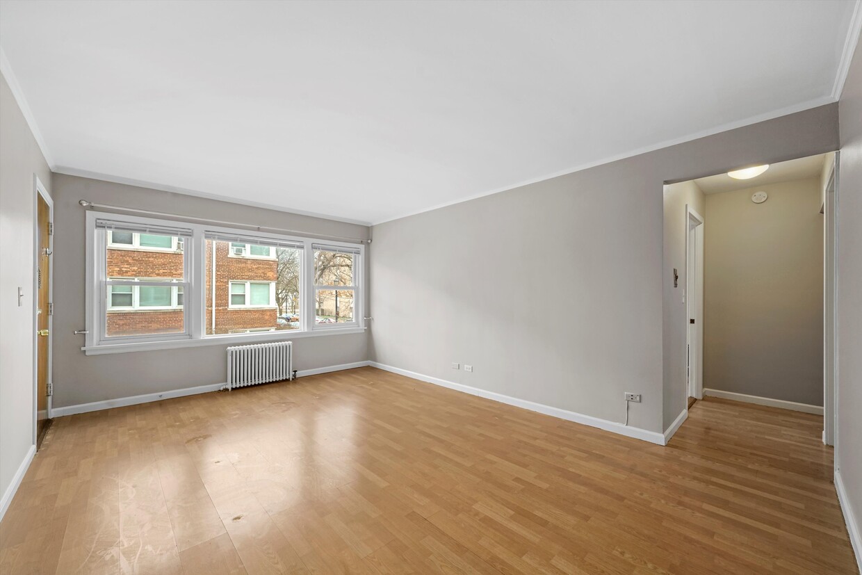 Foto principal - Spacious First Floor 2-Bedroom Close to St...