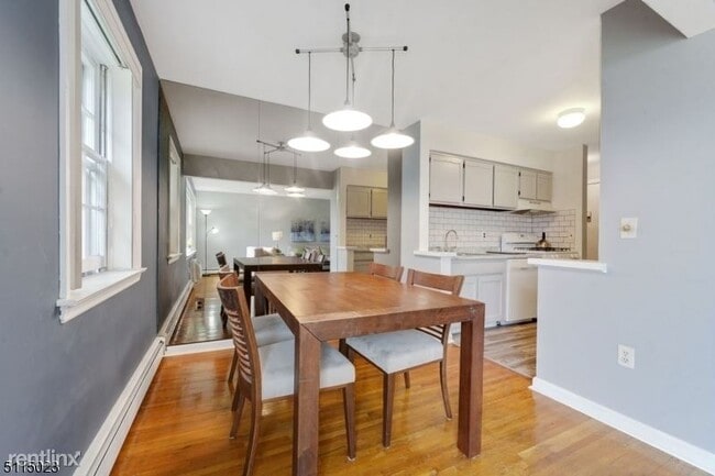 Building Photo - 1 br, 1 bath Condo - 605 Grove St Unit A # 4