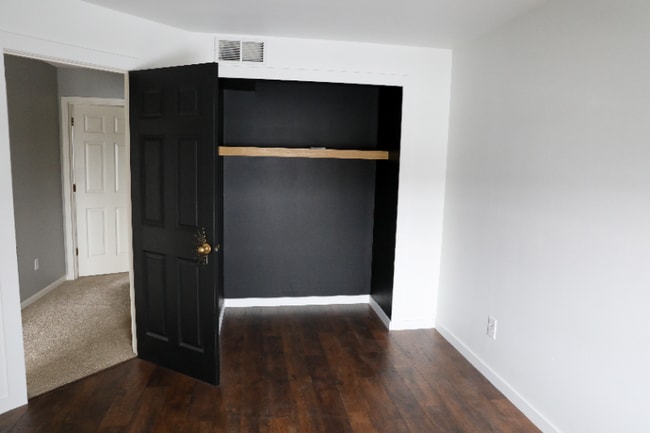 Building Photo - 8017 Stratford Cir S