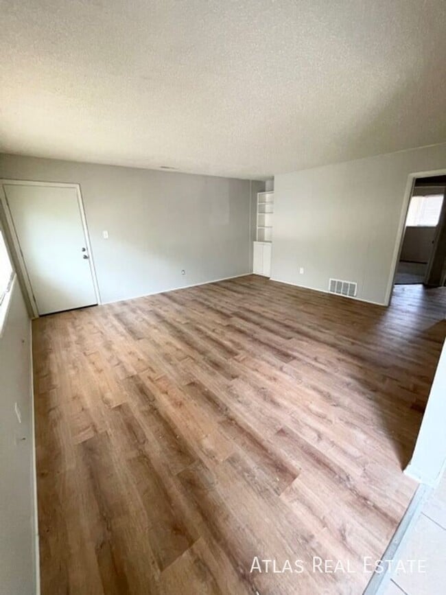 Building Photo - 303 University Dr