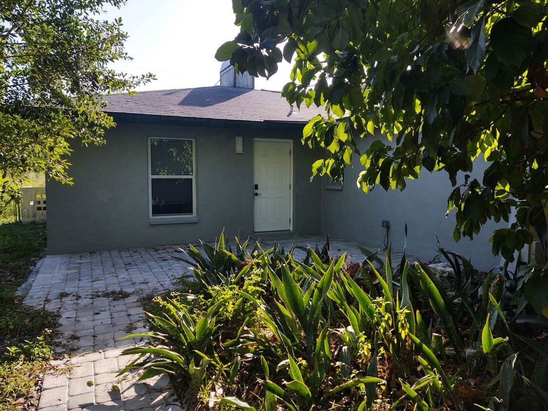 Foto principal - 2208 N Lockwood Ridge Rd