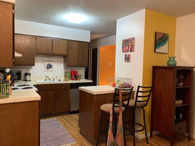 Foto del edificio - 2 Bed/1 Bath - Pool, Fireplace, Laundry Fa...