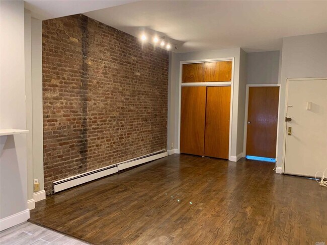 Foto del edificio - 11-25-25 47th Ave
