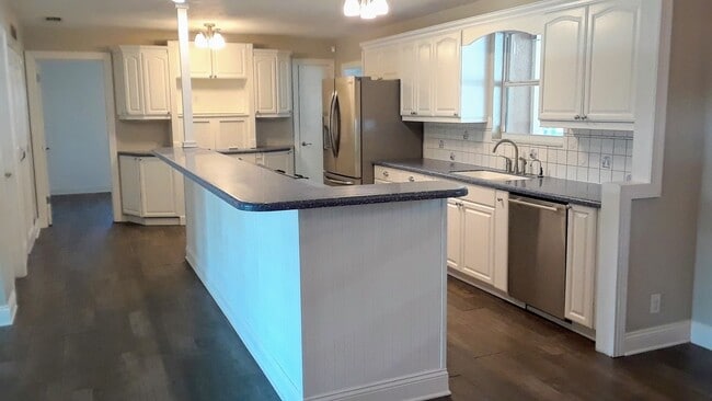 Building Photo - Beautiful 4 bedrooms 2 bath's single famil...