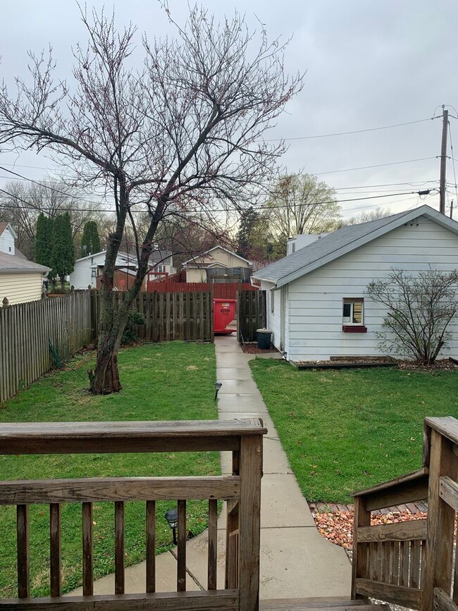 Building Photo - Charming 2 bedroom home in Rock Island